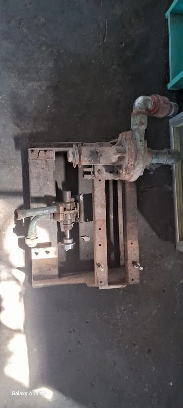 Bomba de Agua Antigua de Hierro Fundido
