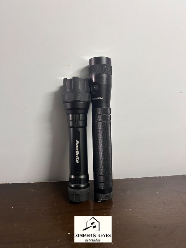 Dos Linternas LED EverBrite y Unbranded Nuevas