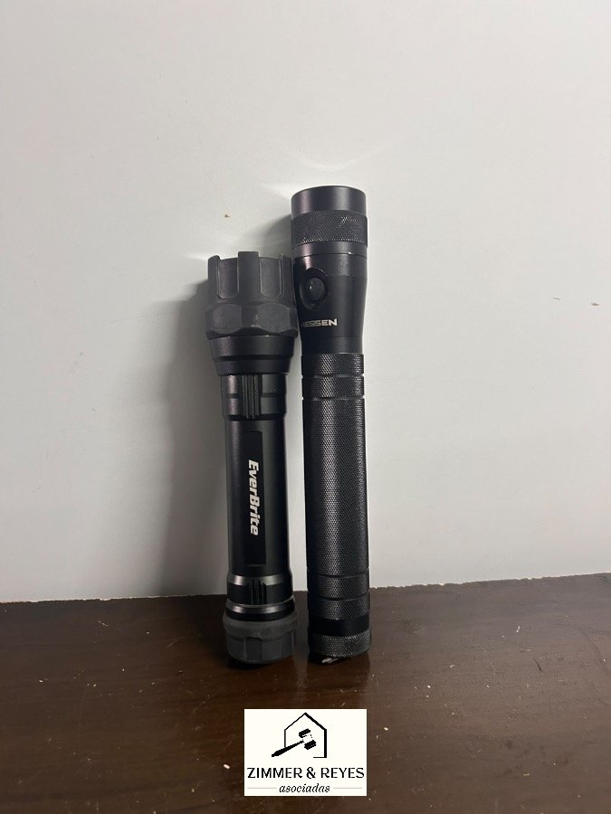 Dos Linternas LED EverBrite y Unbranded Nuevas