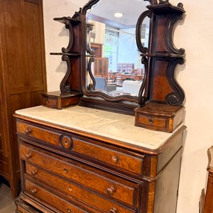Lote siguiente: Cómoda Antigua con Espejo y Mármol