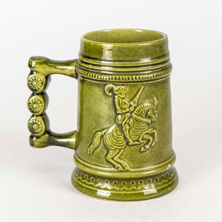 Jarra de cerveza cerámica con escena en relieve - imagen 2