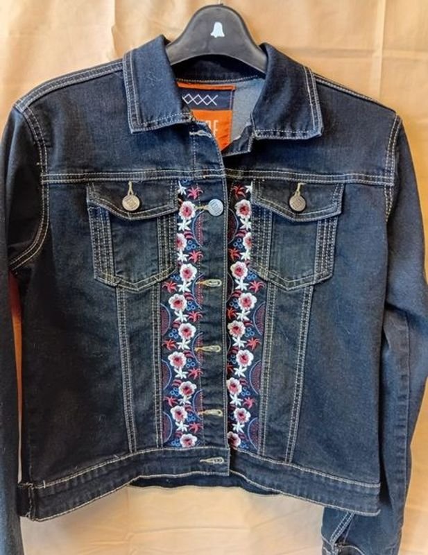 Camisa de jeans bordada marca WEAR INSIDE según grifa talle XL