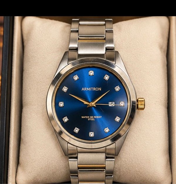 Reloj Armitron Elegante Esfera Azul Zafiro con Índices Brillantes y Detalles Dorados - imagen 1