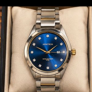 Reloj Armitron Elegante Esfera Azul Zafiro con Índices Brillantes y Detalles Dorados - imagen 1