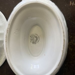 Sopera de Porcelana Blanca Clásica con Relieve y Motivos Florales - imagen 6
