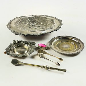 Lote de 6 piezas de metal plateado: centro repujado, cenicero, pastillero y bombilla - imagen 1