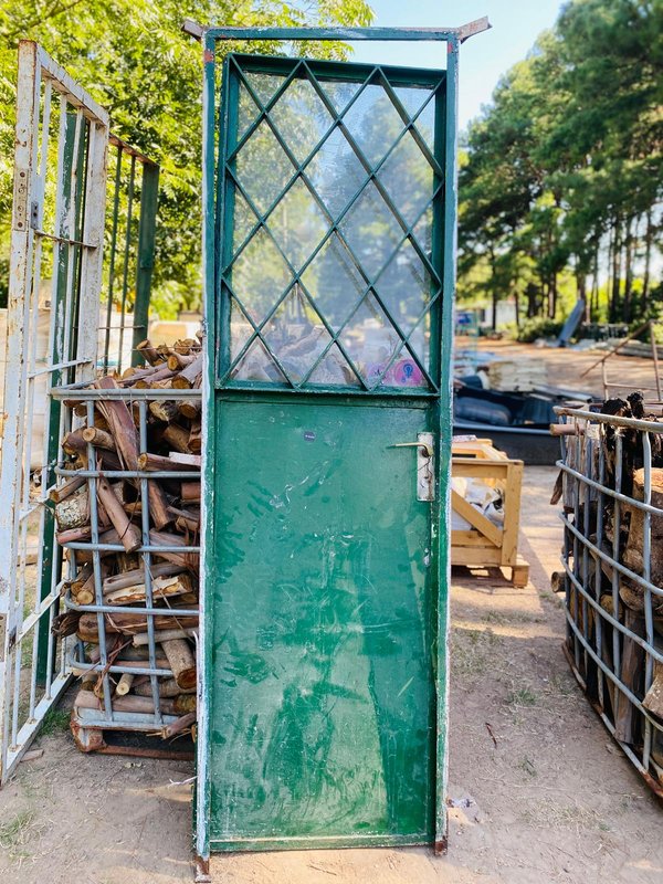 Puerta antigua de chapa verde con detalles ornamentales - imagen 1