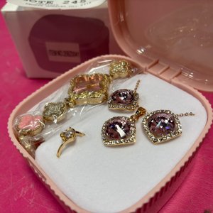 Set de Joyería y Reloj para Dama: Collar, Aretes, Anillo y Pulsera en Caja Rosada - imagen 1