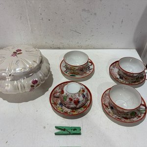 Lote siguiente: Bombonera y 4 Tazas de Té de Loza China con Diseño Floral