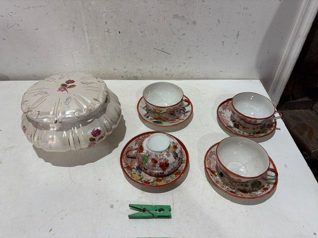 Bombonera y 4 Tazas de Té de Loza China con Diseño Floral