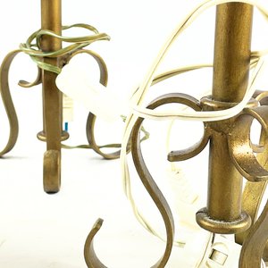Tres piezas en metal dorado con pantallas, lamparas de sobremesa 54 cm y araña 3 luces 42x41 - imagen 3