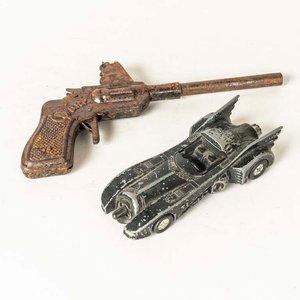 Lote siguiente: Revolver de Chapa y Batimovil de Metal - Juguetes Antiguos