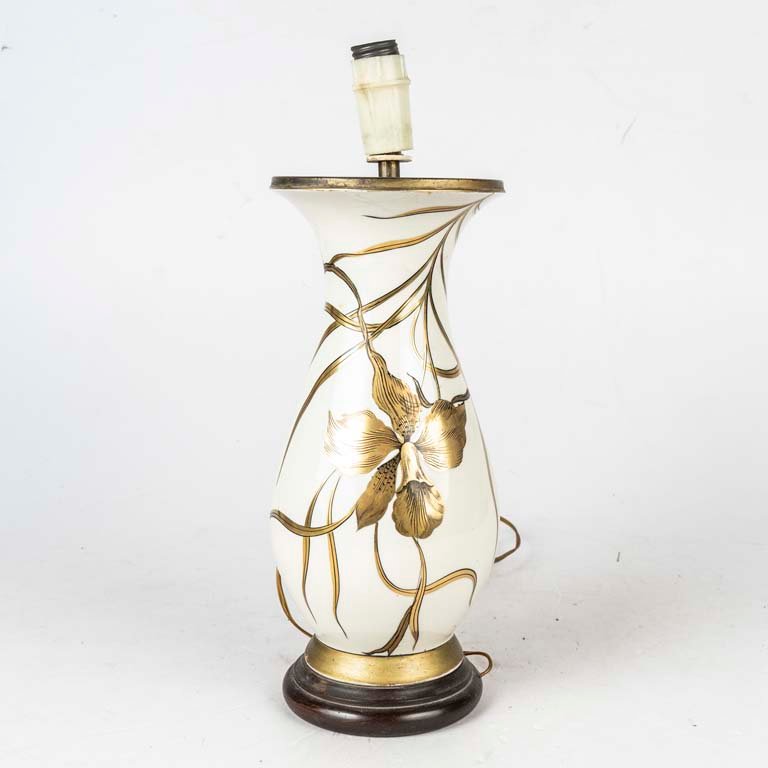 Lámpara de Mesa de Porcelana Blanca con Diseño Floral Dorado