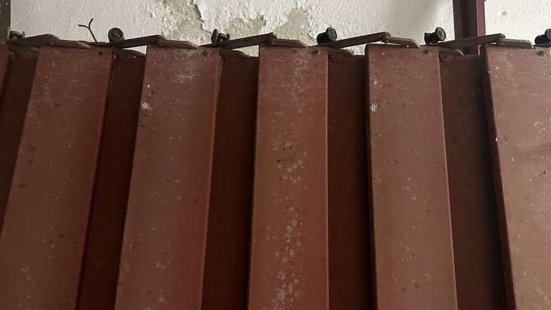 Puerta corrediza de chapa metálica para hogar - imagen 4