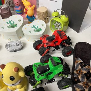 Lote Variado: Juguetes, Veladoras, Reloj, Tazas y Más - imagen 6