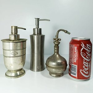 Antiguos Dispensadores de Jabón Metálicos con Sello "Paris" - imagen 3