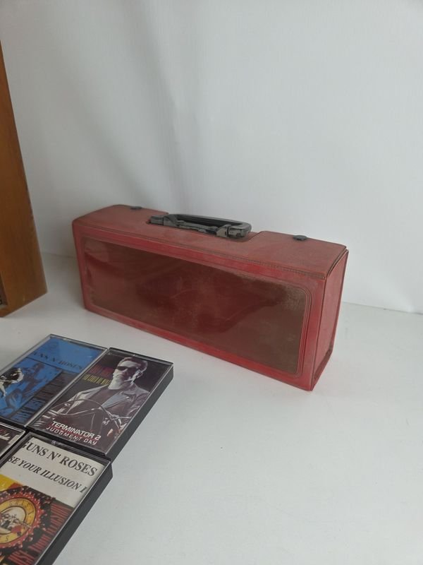 Colección de cassettes musicales en mueble de pino brasil - imagen 6