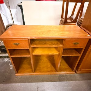 Lote anterior: Mueble de madera con estantes y cajones