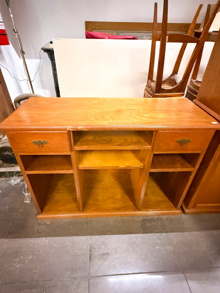 Mueble de madera con estantes y cajones