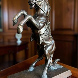 Figura Decorativa de Caballo en Metal Patinado Bronce con Base de Madera - imagen 1