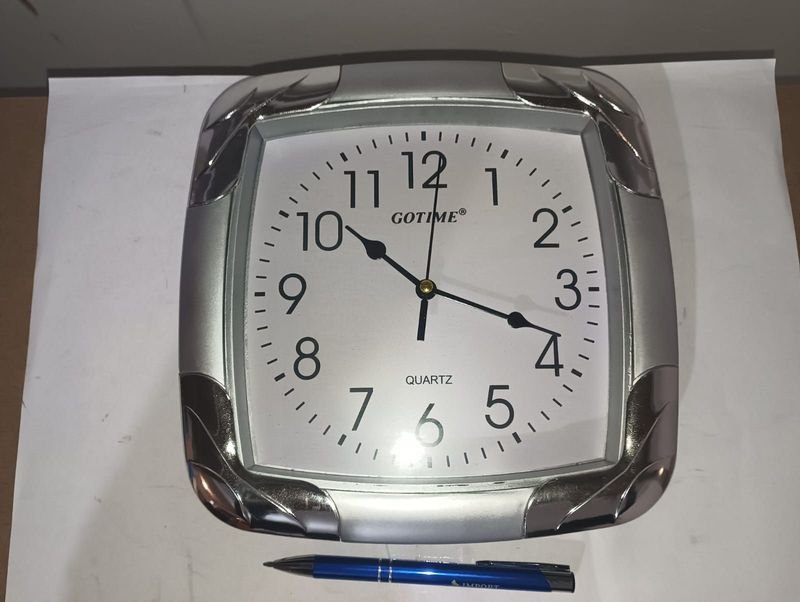 Lote anterior: Reloj de pared de plata con bolígrafo azul