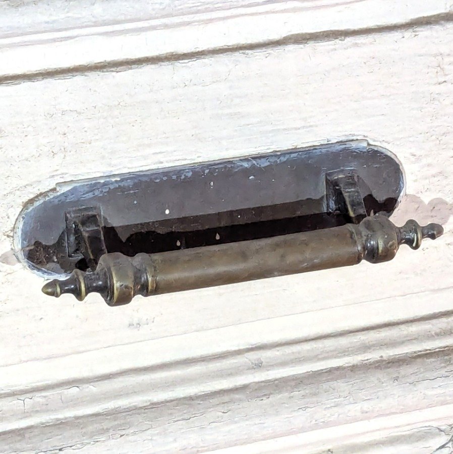 Puerta de dos hojas batientes en cedro con diseño de tablero y manotones de bronce - imagen 8