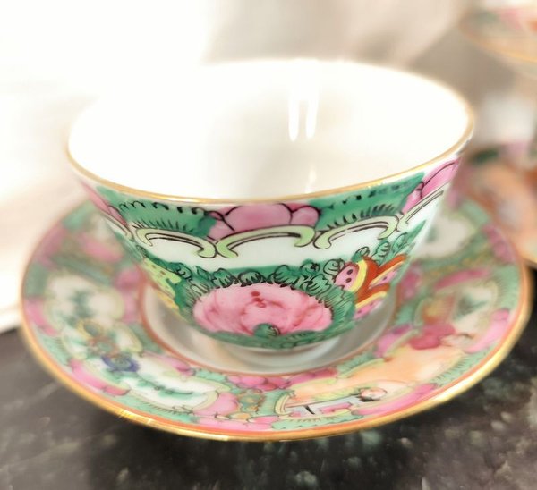 Lote oriental antiguo de porcelana con tacitas, platitos y vaso - imagen 2