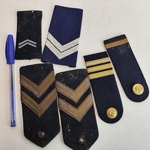 Lote anterior: Lote de 6 Charreteras Militares y Policiales con Insignias de Rango