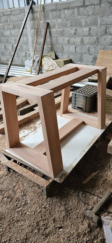 Lote siguiente: Armazon de madera para mesa o escritorio