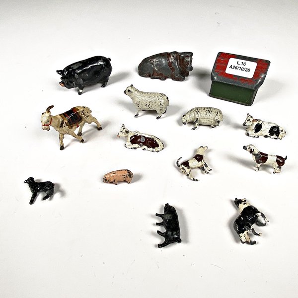 Lote de 14 figuras de plomo: animales variados y casita de perro - imagen 1