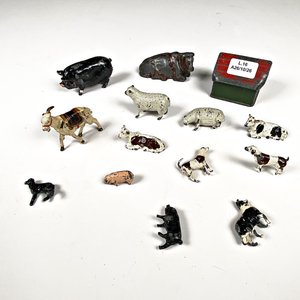 Lote anterior: Lote de 14 figuras de plomo: animales variados y casita de perro