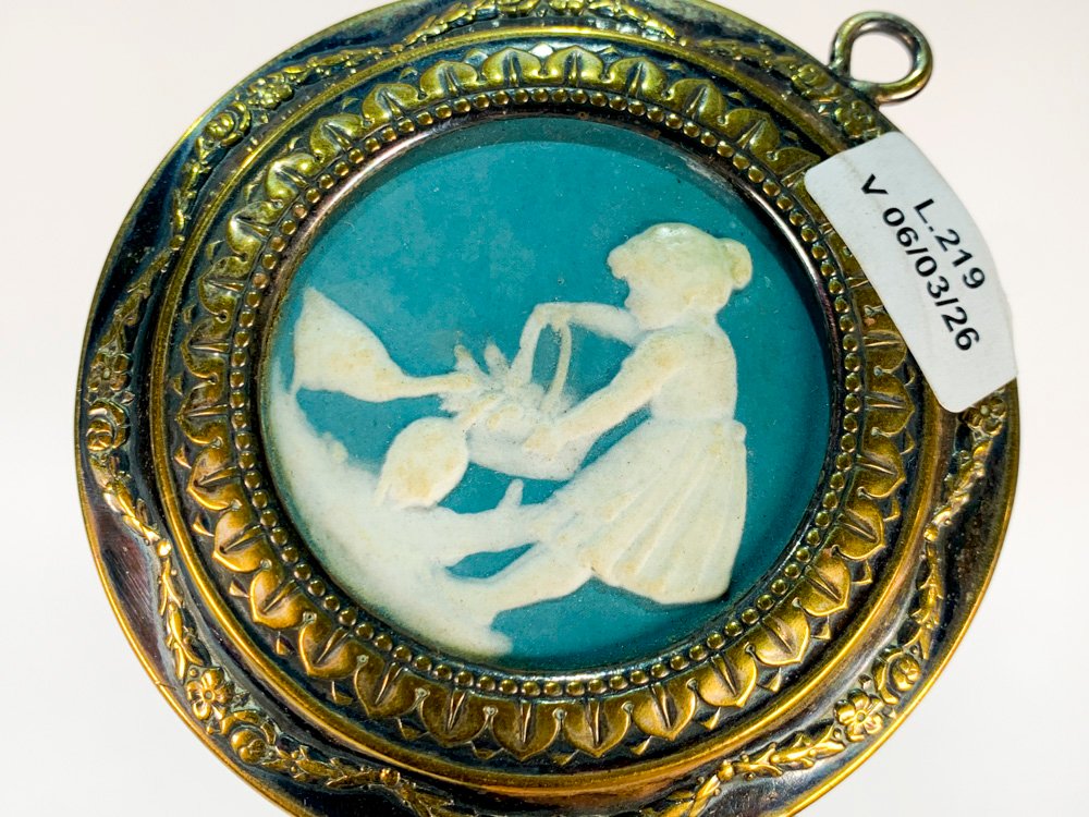 Colgante de metal circular tipo frances con camafeo de porcelana - imagen 2
