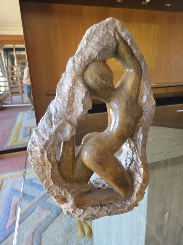 Escultura de mujer desnuda en piedra - imagen 2