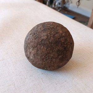 Antigua Piedra Redonda Tallada a Mano (Posible Boleadora) - imagen 4