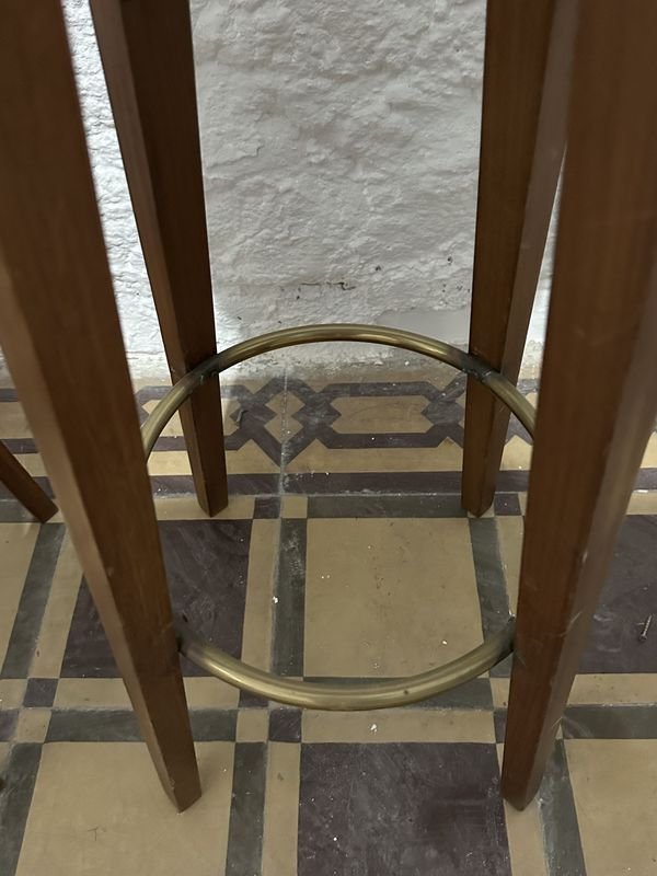 Barra de madera con butacas y estanterías - imagen 19