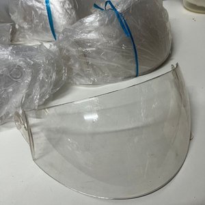 Lote de 50 Viseras Transparentes para Casco de Moto - imagen 2