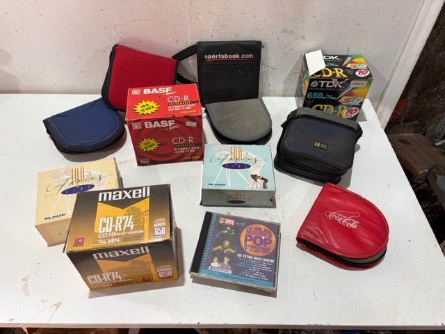 Lote de Casetes y CDs de Audio y Datos