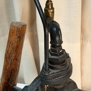Lámpara de Mesa Decorativa con Válvula y Base de Madera - imagen 6