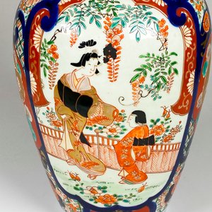 Florero de Loza Estilo Imari con Decoración de Damas y Dragón, Altura 30 cm - imagen 3