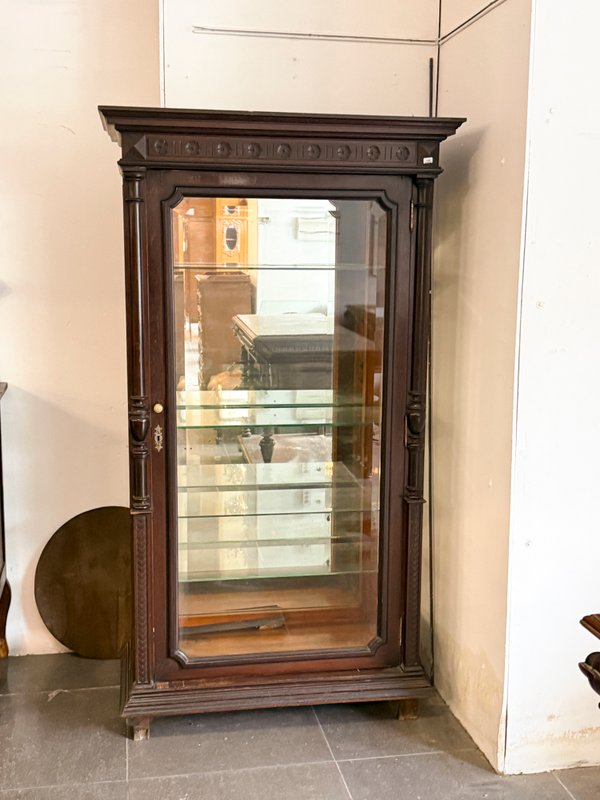 Vitrina Antigua de Madera Oscura con Detalles Tallados