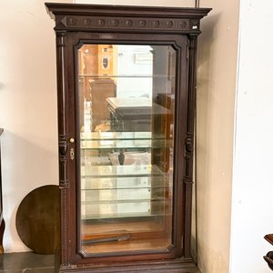 Lote siguiente: Vitrina Antigua de Madera Oscura con Detalles Tallados