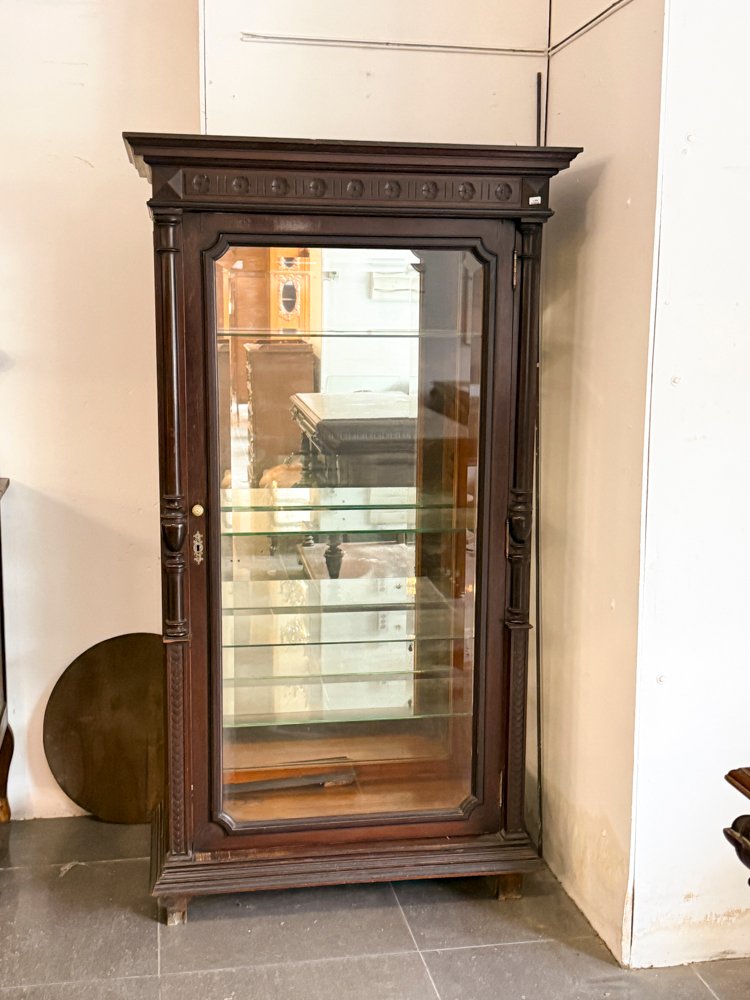 Vitrina Antigua de Madera Oscura con Detalles Tallados