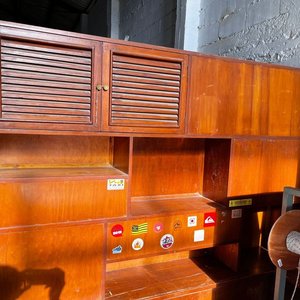 Mueble Divisorio de Madera con Repisas y Puertas - imagen 2