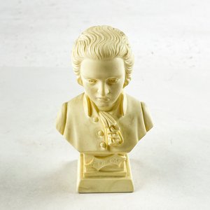 Lote siguiente: Busto de Mozart en Alabastro - 12 cm