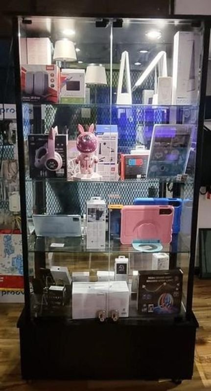 Exhibidor Negro de Metal con Iluminación y Estantes de Vidrio