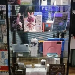 Exhibidor Negro de Metal con Iluminación y Estantes de Vidrio - imagen 1