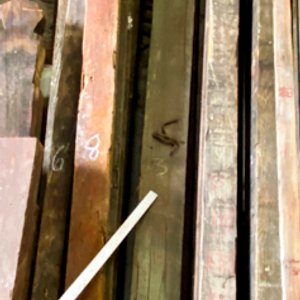 Tres Tirantes de Madera de Pinotea y Pino con Detalles - imagen 2
