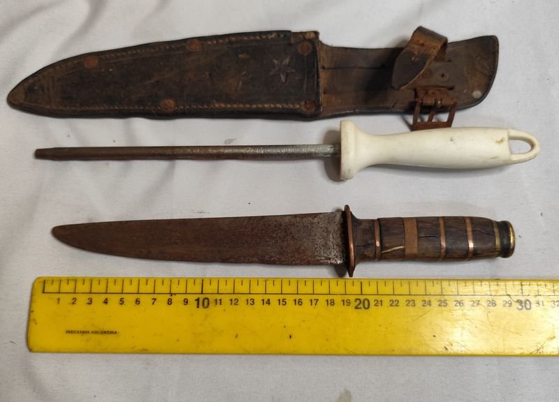 Antiguo Cuchillo con Mango de Bronce y Madera, Vaina y Chaira - imagen 4