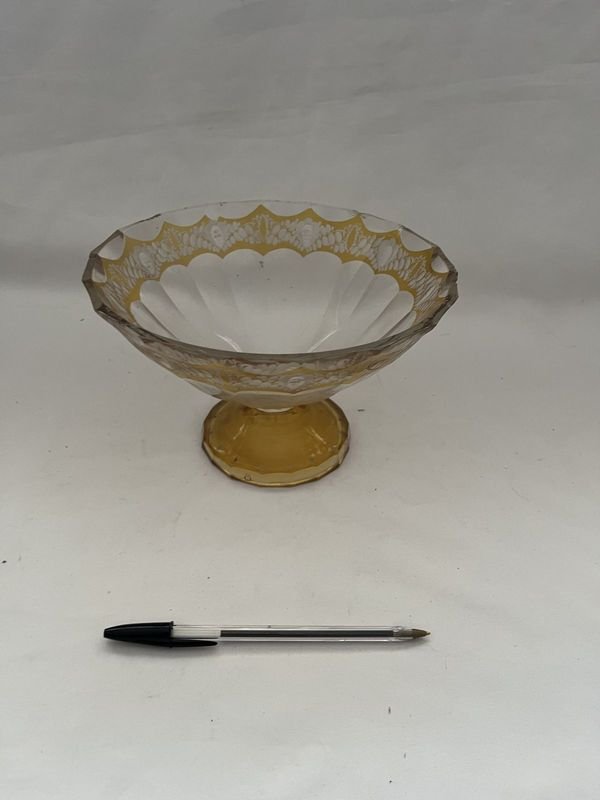 Centro de Mesa de Vidrio Labrado con Detalles Dorados