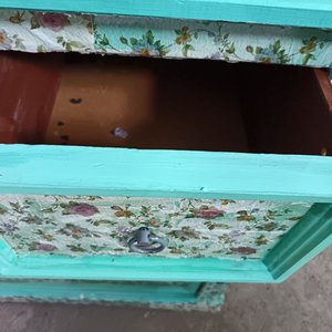 Cómoda de madera restaurada con estampado floral - imagen 5